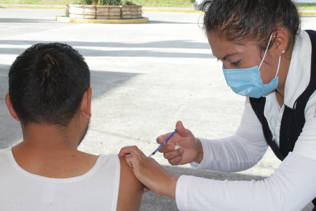 Personas con enfermedades crónicas y embarazadas también pueden vacunarse contra covid.