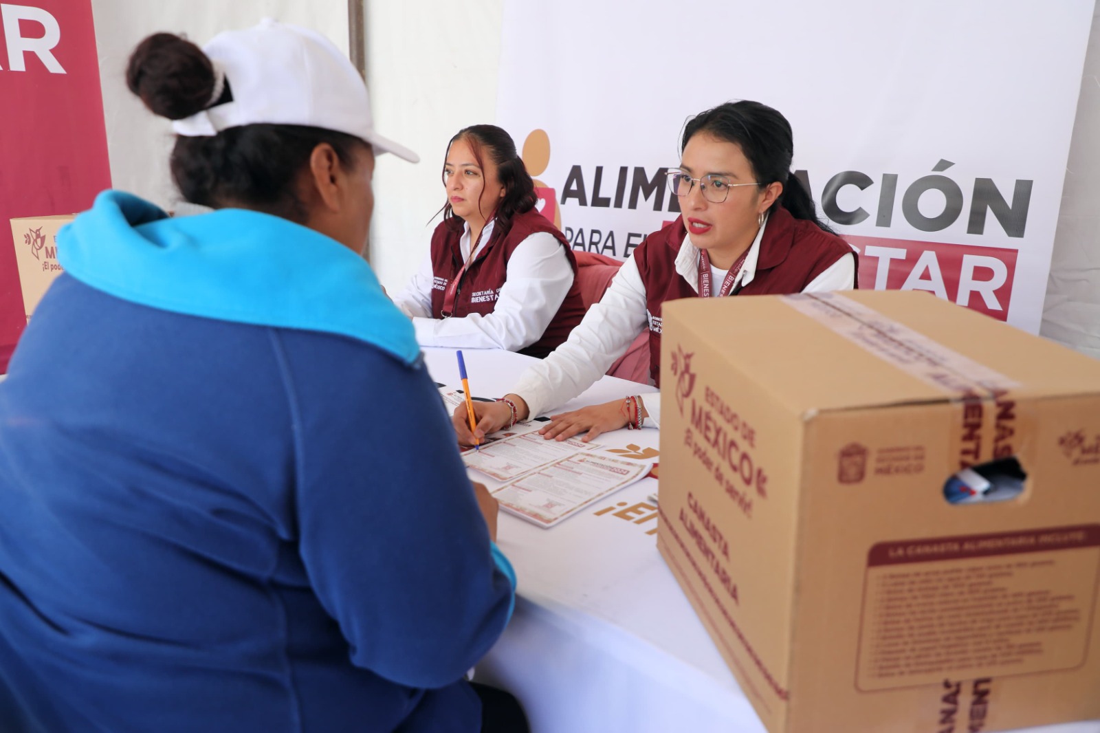 Mujeres de Texcoco se benefician del programa Alimentación para el Bienestar con canastas alimentarias.