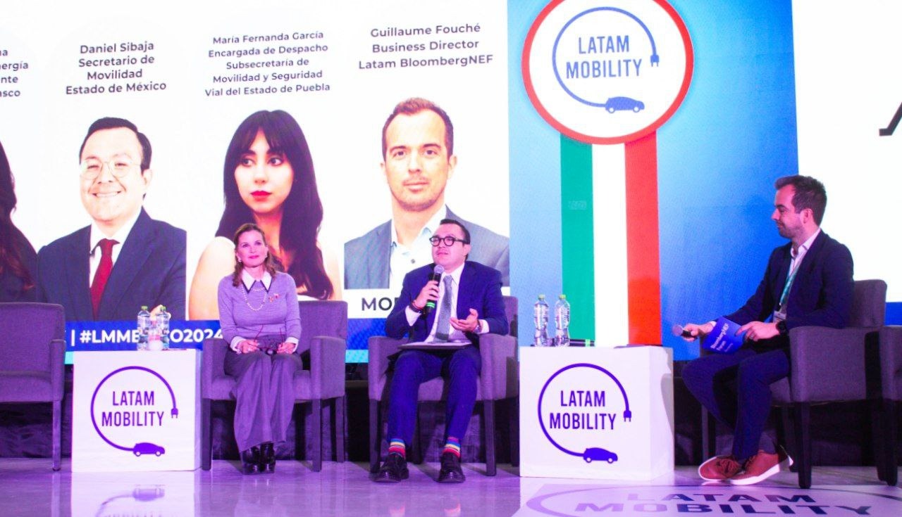 Durante el Foro Latam Mobility, Daniel Sibaja detalla los proyectos de transporte eléctrico que modernizarán la movilidad en el Estado de México.