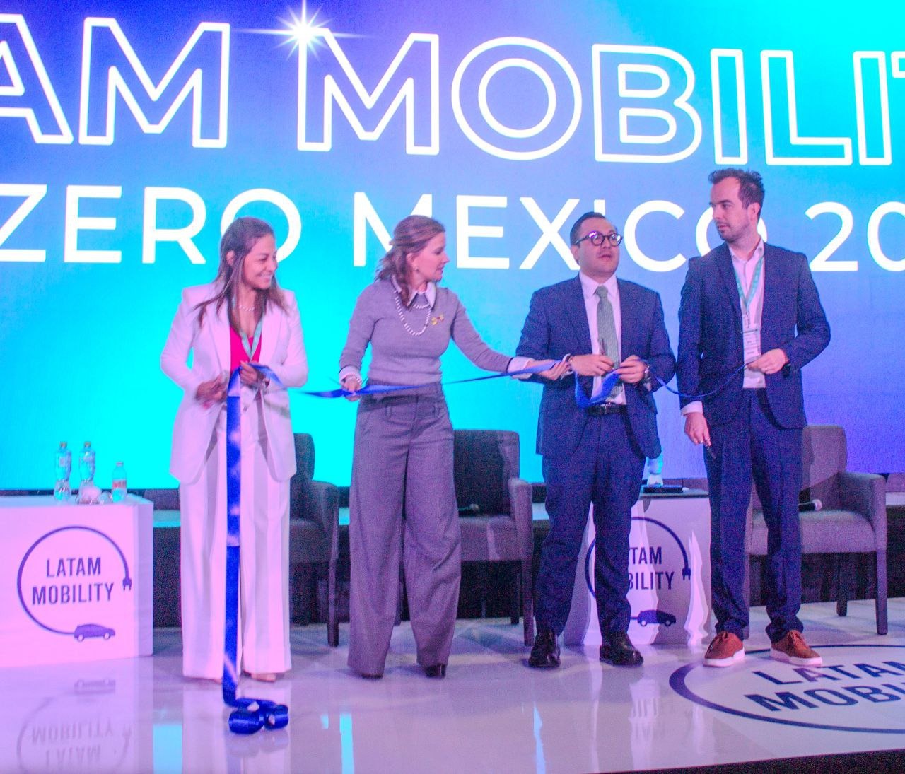 El Secretario Daniel Sibaja comparte la visión de electromovilidad del EdoMéx para crear un sistema de transporte interconectado y limpio.