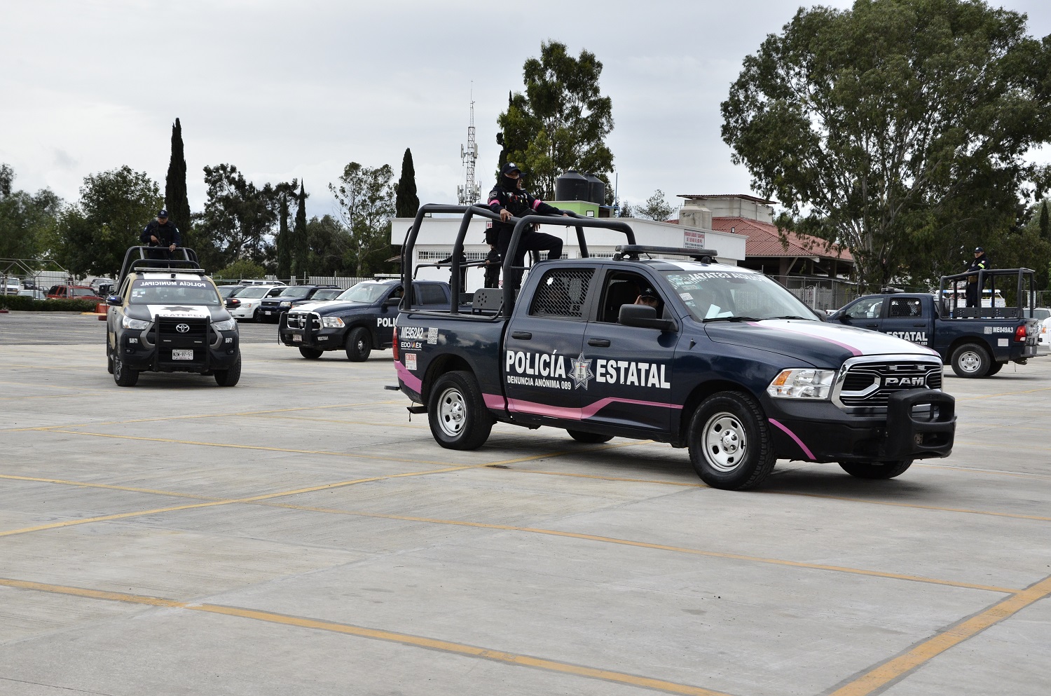 Efectivos de la policía realizan patrullajes preventivos en zonas de alto riesgo.
