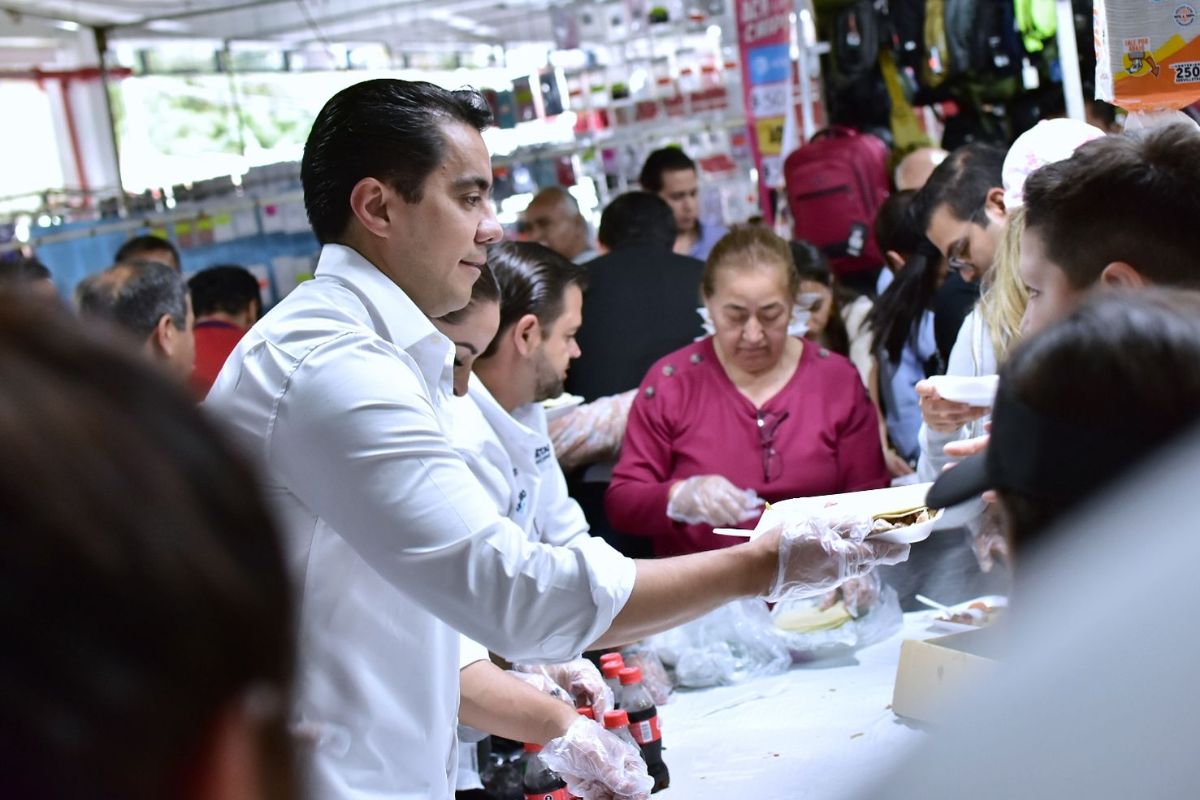 Felifer Macías celebra 45 aniversario del tianguis de La Cruz Miguel Hidalgo