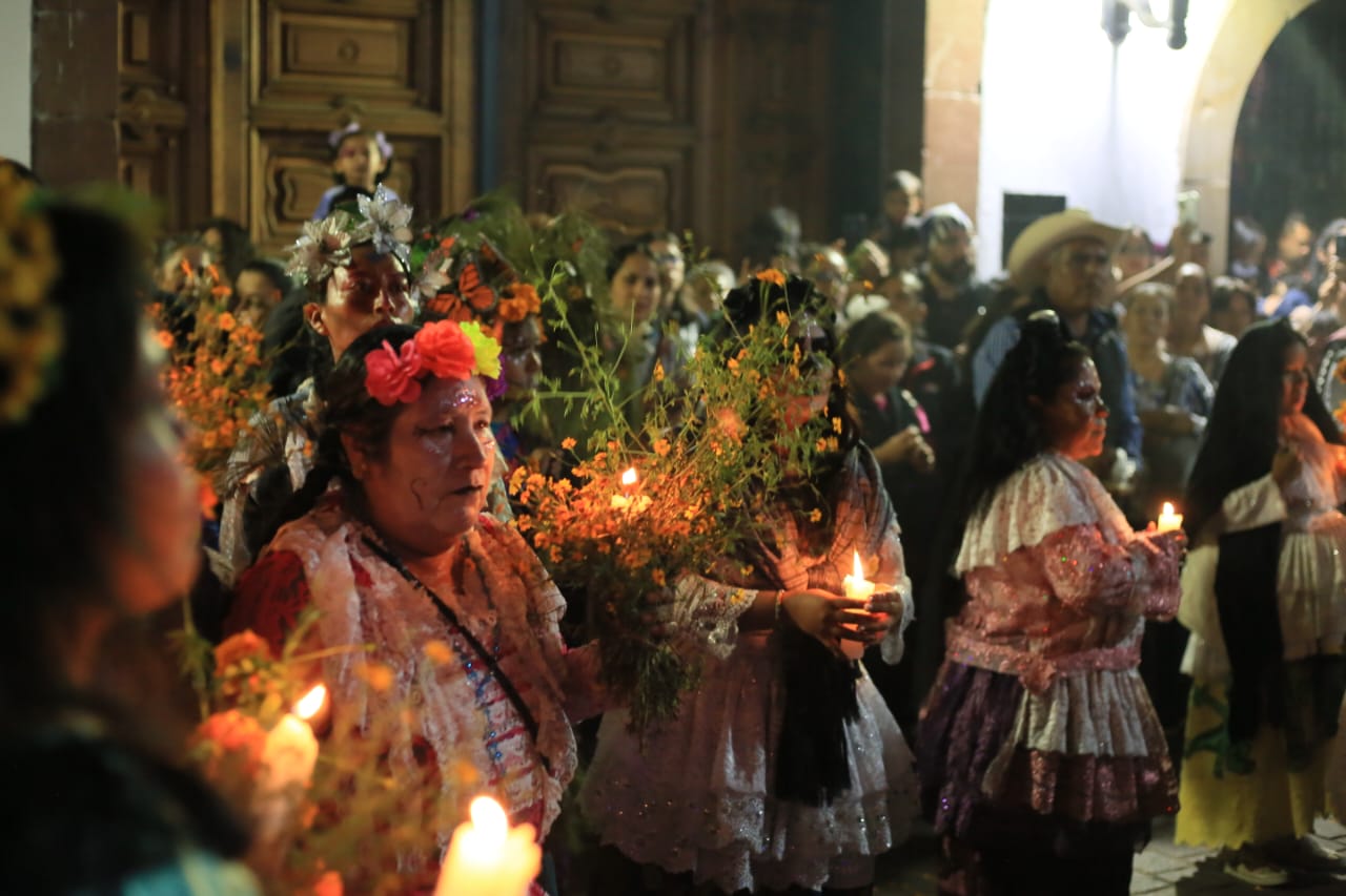 La esencia del copal y las velas iluminarán las calles en esta tradicional fiesta del Día de Muertos en Valle de Bravo.