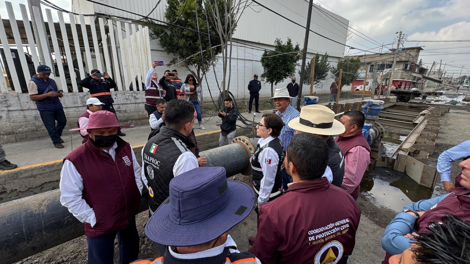Autoridades verifican el correcto funcionamiento del Colector Solidaridad.