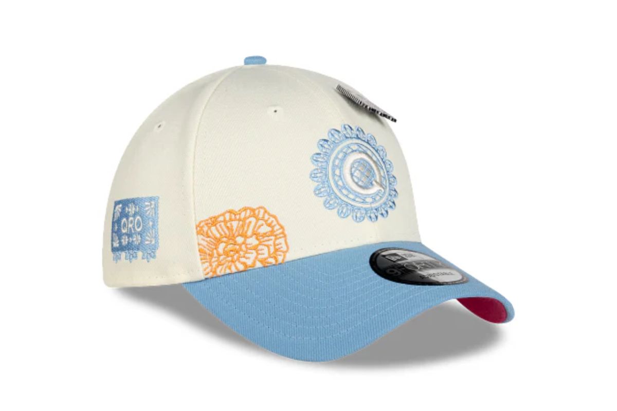 Conspiradores y Gallos Blancos lanzan gorra de Día de Muertos