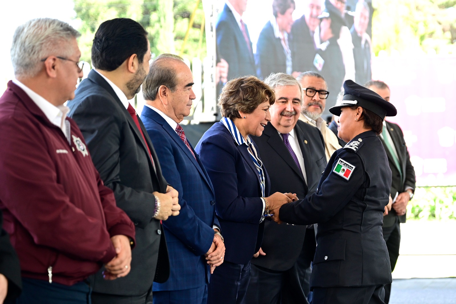 La Gobernadora Delfina Gómez entrega patrullas en un esfuerzo por mejorar la seguridad pública.
