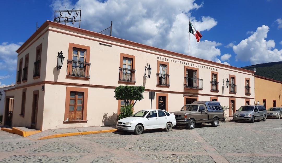 Los visitantes exploran el legado indígena y la biodiversidad de la Sierra Gorda a través de exposiciones interactivas en el museo.