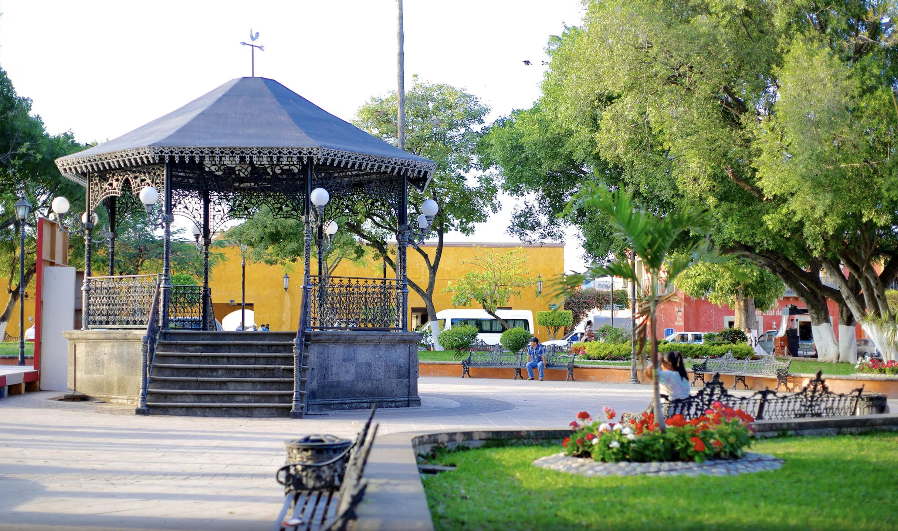 El Jardín Principal de Jalpan de Serra: un punto de encuentro vibrante donde la cultura local cobra vida a través de su gastronomía y tradiciones.