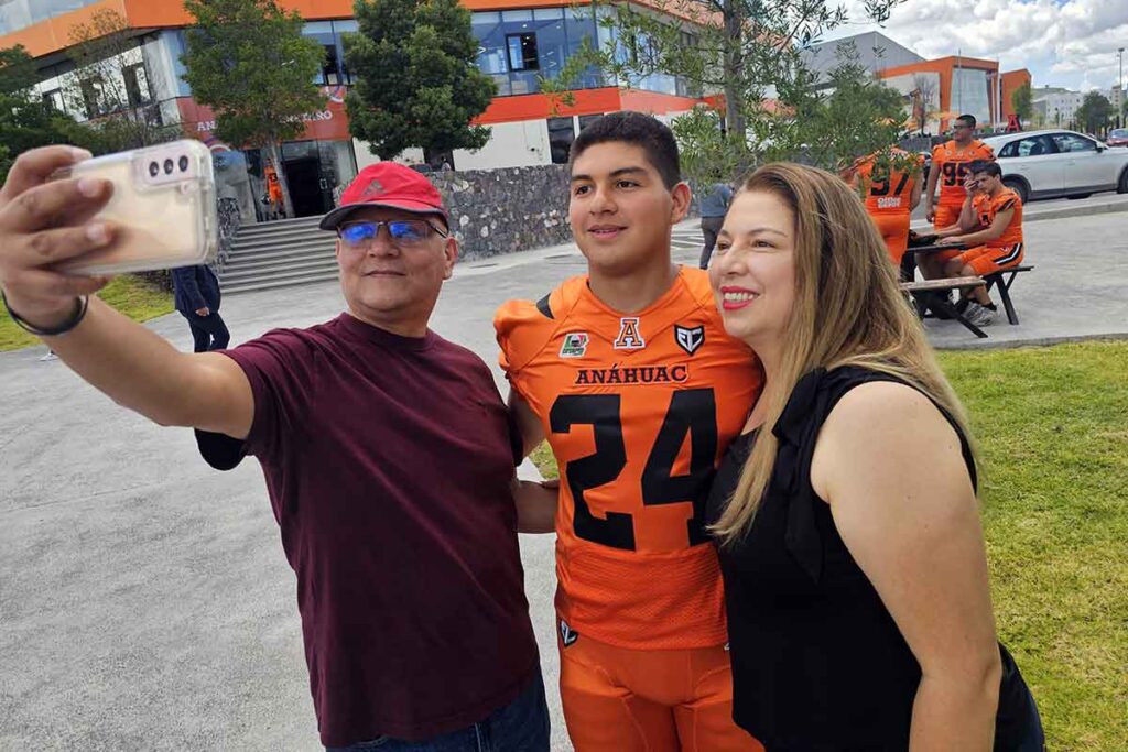 Los Leones Anáhuac Querétaro presentaron su nuevo uniforme y roast completo para afrontar la temporada en la ONEFA
