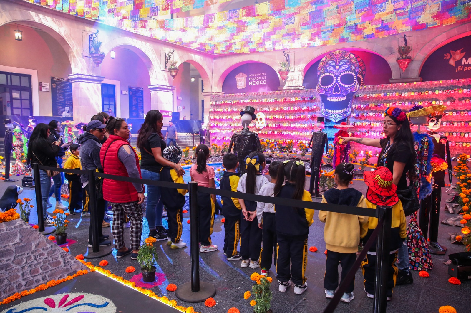La Ofrenda Monumental en el Palacio de Gobierno: un despliegue de tradición y color.