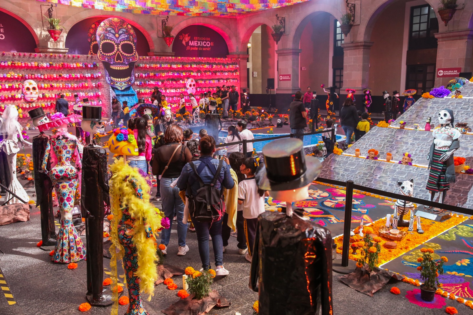 El “Tzompantli” con mil calaveras pintadas, rinde homenaje a las deidades mexicas.