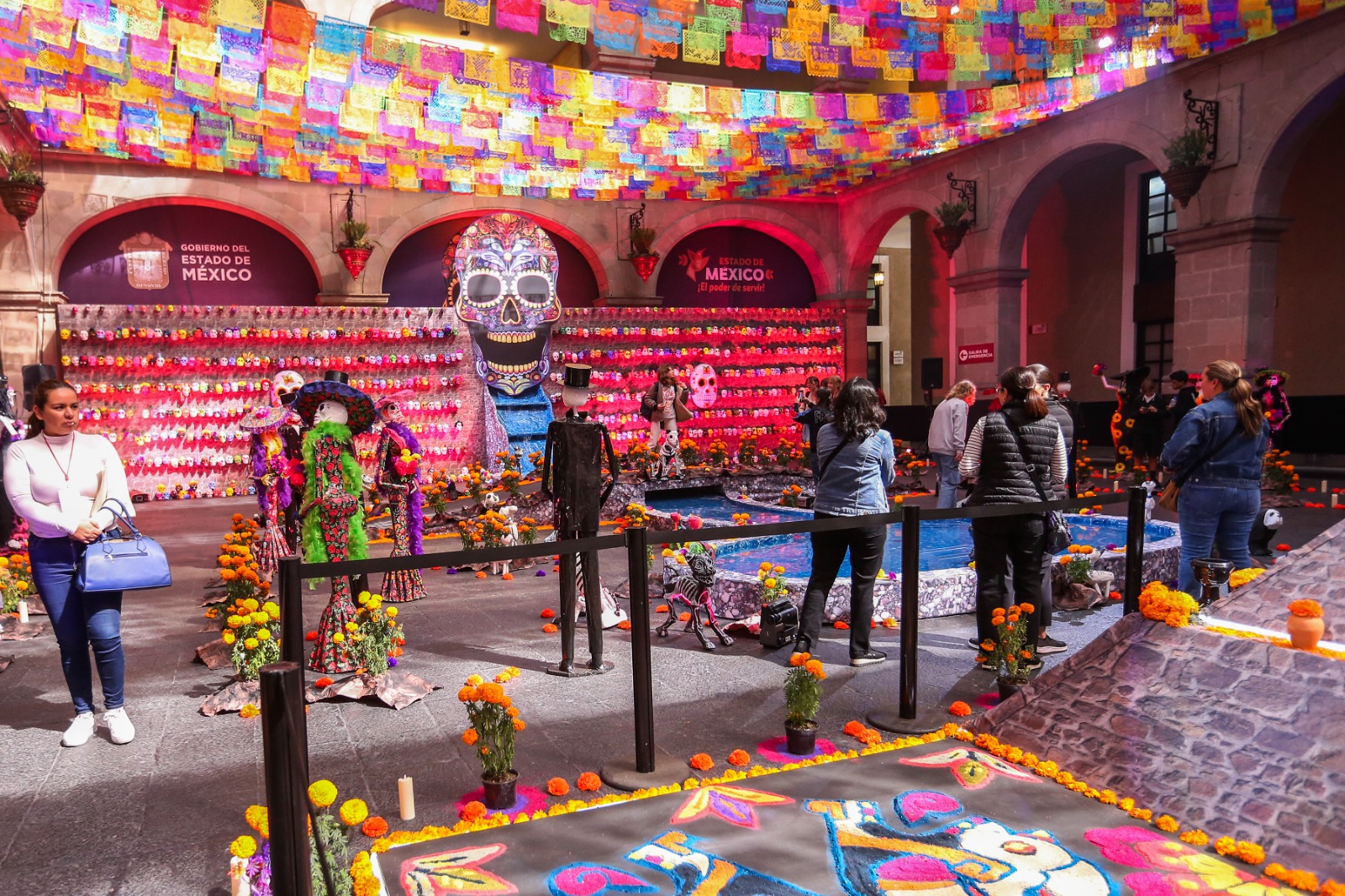 Visitantes disfrutan de la experiencia sensorial de la ofrenda.