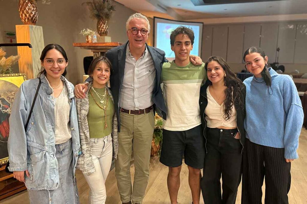 El español Pep Borrell y otros conferencistas participaron en un congreso para matrimonios y noviazgos en Querétaro