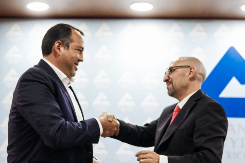 Roberto Cabrera recibe reconocimiento de CONCANACO SERVYTUR 