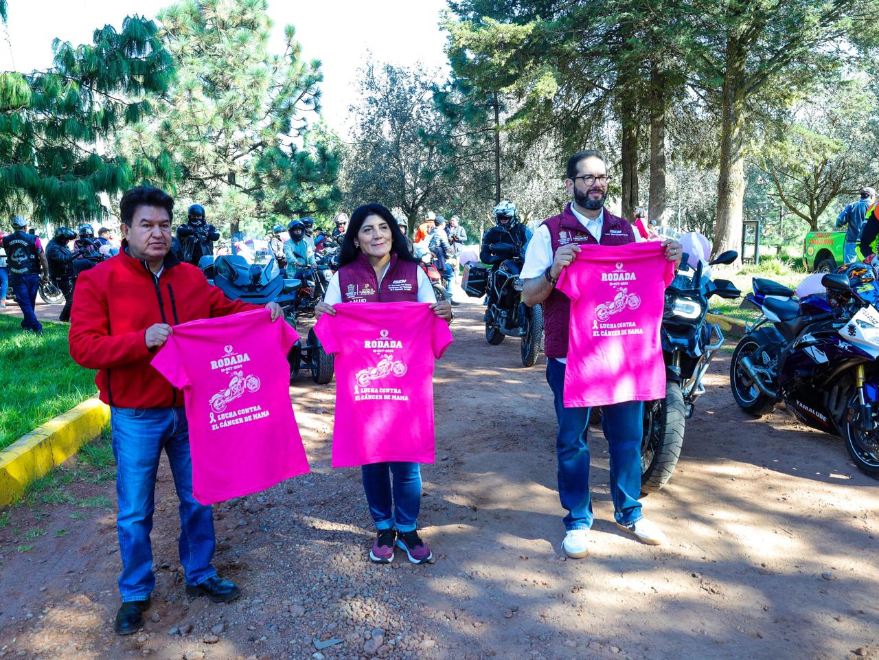 Autoridades de salud y voluntarios se unieron a la Rodada Rosa, reforzando el mensaje de prevención.