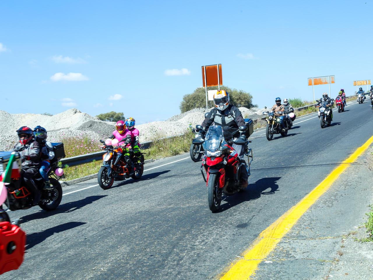 Participantes de la Rodada Rosa recorrieron las calles de Toluca y Temoaya con un mensaje de conciencia y esperanza.