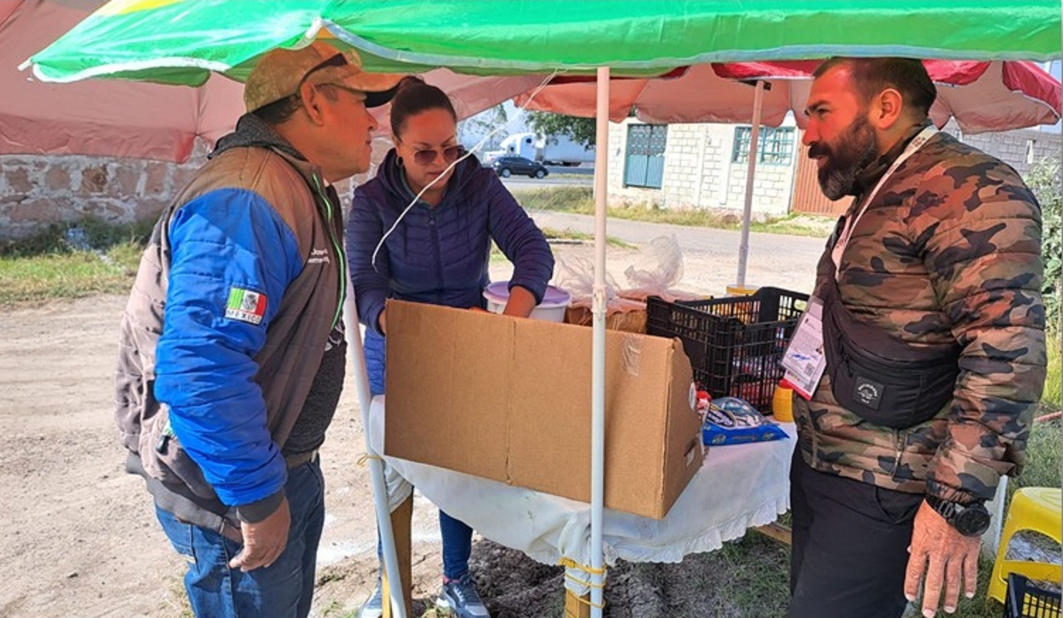 Capacitación a comerciantes en la correcta manipulación de alimentos durante la festividad de Día de Muertos.