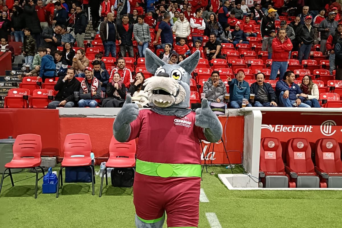 Aficionados de Toluca apoyan la adopción responsable durante el partido contra Puebla.
