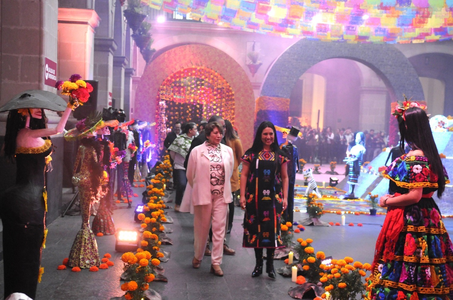 El xoloitzcuintle, guía de almas, se suma a la ofrenda como símbolo de la conexión con el Mictlán.