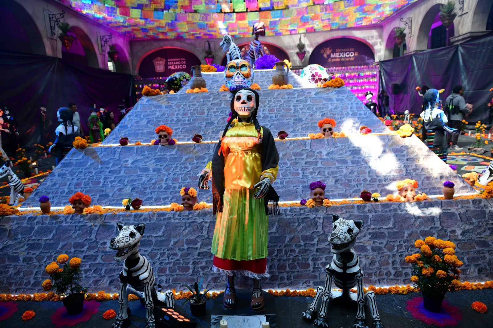 Una miniatura de la Pirámide del Sol y cinco catrinas representan la diversidad cultural del Estado de México.