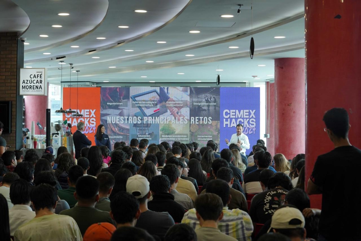 Cemex, en colaboración con el gobierno de Nuevo León, organizó la cuarta edición de su Hackathon, un evento que fomenta la innovación entre jóvenes universitarios. Este desafío reunió a estudiantes y egresados para que trabajaran en soluciones para la industria de la construcción, enfocándose en temas como la sostenibilidad y digitalización. La actividad tuvo lugar en las instalaciones de Cemex en Monterrey, del 15 al 17 de noviembre de 2024. Con más de 300 participantes, el evento promovió el talento y la creatividad en el ámbito empresarial y tecnológico. El impacto del Cemex Hacks 2024 Durante este evento, los jóvenes trabajaron para desarrollar proyectos innovadores que puedan resolver problemas reales del sector de la construcción. A lo largo de tres días, los participantes tuvieron la oportunidad de demostrar sus habilidades en áreas como el diseño, la tecnología y la sostenibilidad. El Hackathon les permitió colaborar con mentores de la industria y expertos en diferentes áreas. Además, recibieron capacitación previa sobre los fundamentos de la industria, lo que les permitió desarrollar propuestas alineadas a los Objetivos de Desarrollo Sostenible (ODS) impulsados por la ONU. Innovación y sostenibilidad El tema central del evento de este año fue la gestión sostenible de recursos, residuos y la digitalización en la construcción. Cemex impulsó estos temas, con el objetivo de preparar a los jóvenes para contribuir en la edificación de ciudades más sostenibles y resilientes. Las iniciativas que surgieron fueron evaluadas por un jurado compuesto por expertos de la industria, quienes destacaron los proyectos con mayor potencial para mejorar la industria. Este enfoque busca promover una transformación tecnológica en la construcción, fomentando la adopción de soluciones verdes y de eficiencia energética. Los equipos ganadores Los tres primeros lugares fueron premiados por sus ideas innovadoras. • El equipo ganador fue BioCo, que desarrolló una propuesta sobre la sostenibilidad y la eficiencia energética. • El segundo lugar fue para Autek, cuyo proyecto se centró en la digitalización de la industria. • En tercer lugar quedo Concreto termoeléctrico, que presentó una solución innovadora para la construcción. Estos equipos fueron reconocidos por su creatividad y aportes al futuro de la industria de la construcción, recibiendo premios en efectivo y el apoyo para llevar sus ideas al siguiente nivel. Legado para el futuro de la construcción El evento Cemex Hacks 2024 también reflejó el compromiso de Cemex por seguir generando ideas disruptivas junto a la comunidad estudiantil. La participación de la ONU México y otros mentores de la industria brindó a los participantes una valiosa perspectiva sobre el futuro de la construcción. Además de este hackathon, Cemex también organiza iniciativas como el concurso 
