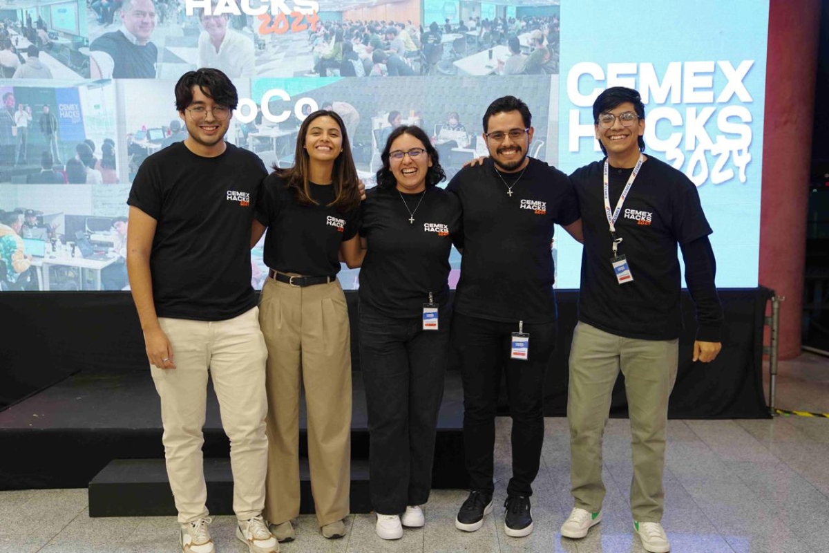 Cemex, en colaboración con el gobierno de Nuevo León, organizó la cuarta edición de su Hackathon, un evento que fomenta la innovación entre jóvenes universitarios. Este desafío reunió a estudiantes y egresados para que trabajaran en soluciones para la industria de la construcción, enfocándose en temas como la sostenibilidad y digitalización. La actividad tuvo lugar en las instalaciones de Cemex en Monterrey, del 15 al 17 de noviembre de 2024. Con más de 300 participantes, el evento promovió el talento y la creatividad en el ámbito empresarial y tecnológico. El impacto del Cemex Hacks 2024 Durante este evento, los jóvenes trabajaron para desarrollar proyectos innovadores que puedan resolver problemas reales del sector de la construcción. A lo largo de tres días, los participantes tuvieron la oportunidad de demostrar sus habilidades en áreas como el diseño, la tecnología y la sostenibilidad. El Hackathon les permitió colaborar con mentores de la industria y expertos en diferentes áreas. Además, recibieron capacitación previa sobre los fundamentos de la industria, lo que les permitió desarrollar propuestas alineadas a los Objetivos de Desarrollo Sostenible (ODS) impulsados por la ONU. Innovación y sostenibilidad El tema central del evento de este año fue la gestión sostenible de recursos, residuos y la digitalización en la construcción. Cemex impulsó estos temas, con el objetivo de preparar a los jóvenes para contribuir en la edificación de ciudades más sostenibles y resilientes. Las iniciativas que surgieron fueron evaluadas por un jurado compuesto por expertos de la industria, quienes destacaron los proyectos con mayor potencial para mejorar la industria. Este enfoque busca promover una transformación tecnológica en la construcción, fomentando la adopción de soluciones verdes y de eficiencia energética. Los equipos ganadores Los tres primeros lugares fueron premiados por sus ideas innovadoras. • El equipo ganador fue BioCo, que desarrolló una propuesta sobre la sostenibilidad y la eficiencia energética. • El segundo lugar fue para Autek, cuyo proyecto se centró en la digitalización de la industria. • En tercer lugar quedo Concreto termoeléctrico, que presentó una solución innovadora para la construcción. Estos equipos fueron reconocidos por su creatividad y aportes al futuro de la industria de la construcción, recibiendo premios en efectivo y el apoyo para llevar sus ideas al siguiente nivel. Legado para el futuro de la construcción El evento Cemex Hacks 2024 también reflejó el compromiso de Cemex por seguir generando ideas disruptivas junto a la comunidad estudiantil. La participación de la ONU México y otros mentores de la industria brindó a los participantes una valiosa perspectiva sobre el futuro de la construcción. Además de este hackathon, Cemex también organiza iniciativas como el concurso 