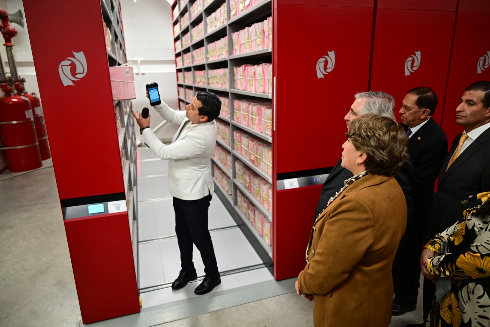 La mandataria mexiquense reconoce la colaboración del Poder Judicial durante la inauguración del Archivo Histórico.