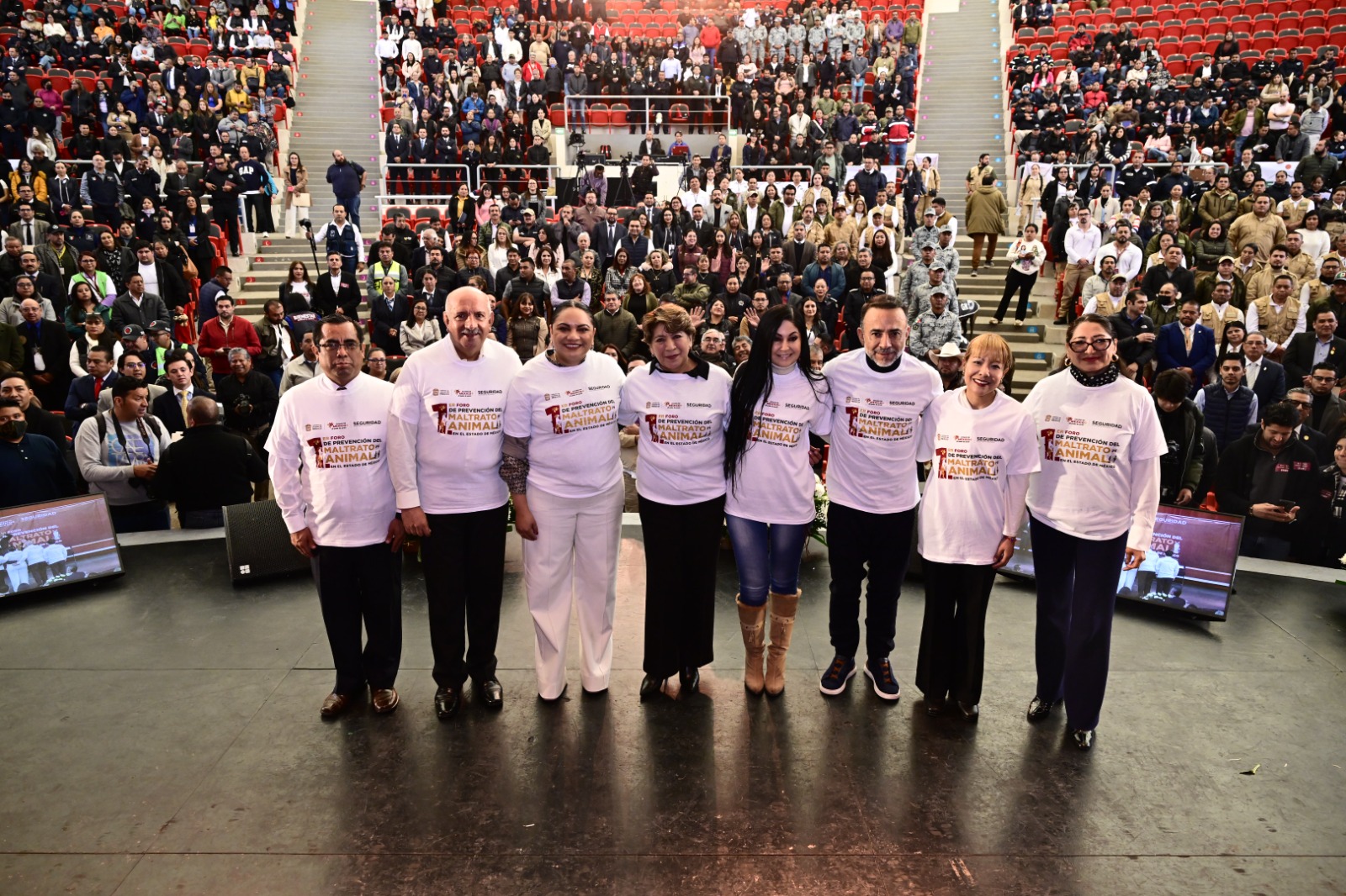 Activistas y funcionarios reunidos en el Foro de Bienestar Animal; alianzas para transformar el futuro.