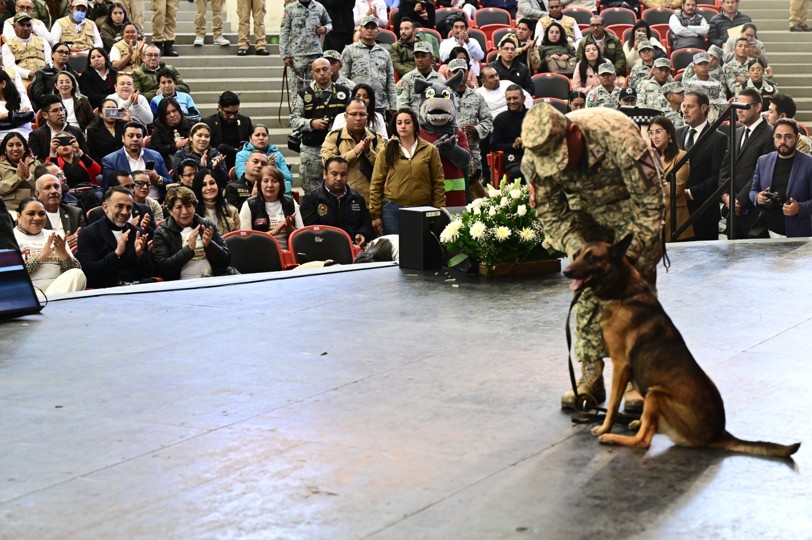 Participantes del Foro de Bienestar Animal reflexionando sobre el impacto social del cuidado de los animales.