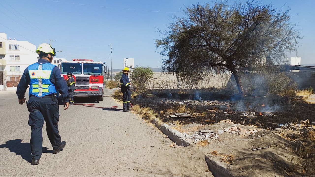Solo daños en pastizales tras dos incendios en Querétaro; no hubo lesionados. Foto: PC Querétaro.