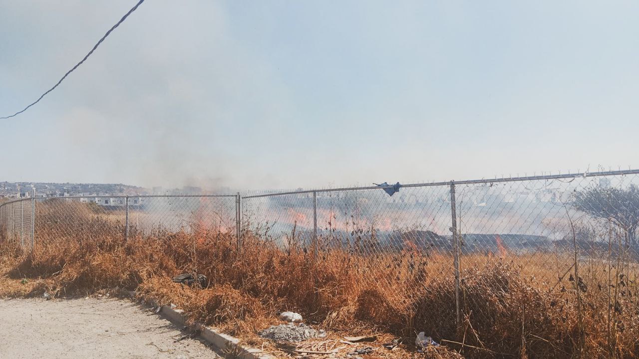 Rápida respuesta de bomberos controló dos incendios en terrenos baldíos de Querétaro. Foto: PC Querétaro.