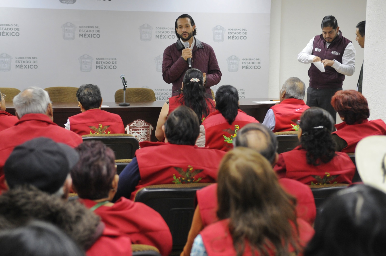 El gobierno del Estado de México apoya el reencuentro de familias con una emotiva entrega de visas.