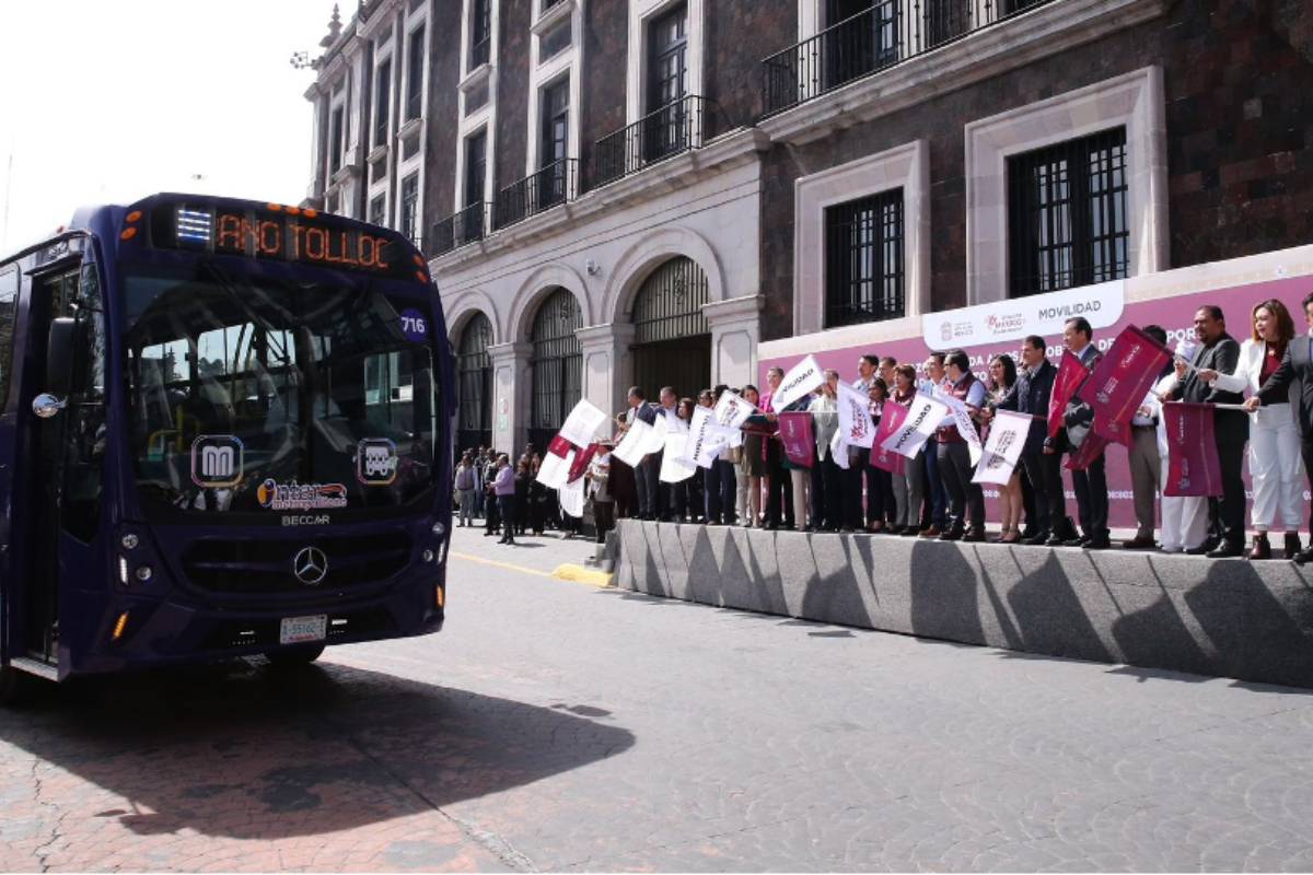 Los nuevos autobuses del Circuito Interurbano Tollocan Norte, listos para recorrer las 34.5 km de ruta, mejorando la movilidad de los mexiquenses.