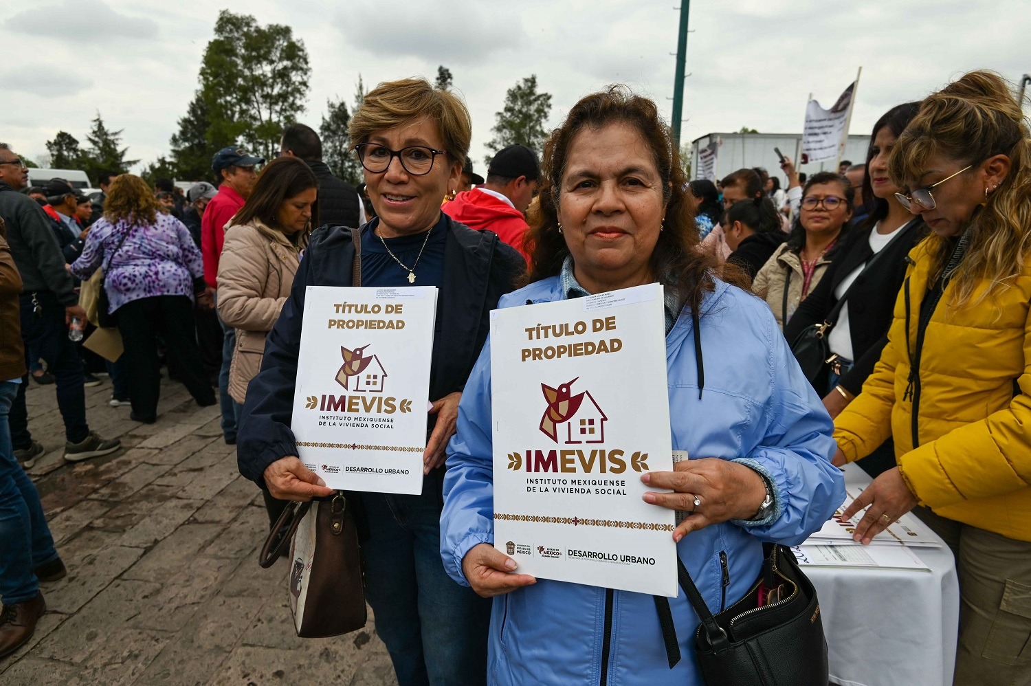 La Gobernadora Delfina Gómez entregando títulos de propiedad a habitantes de comunidades mexiquenses, como parte del programa de regularización de tierras.