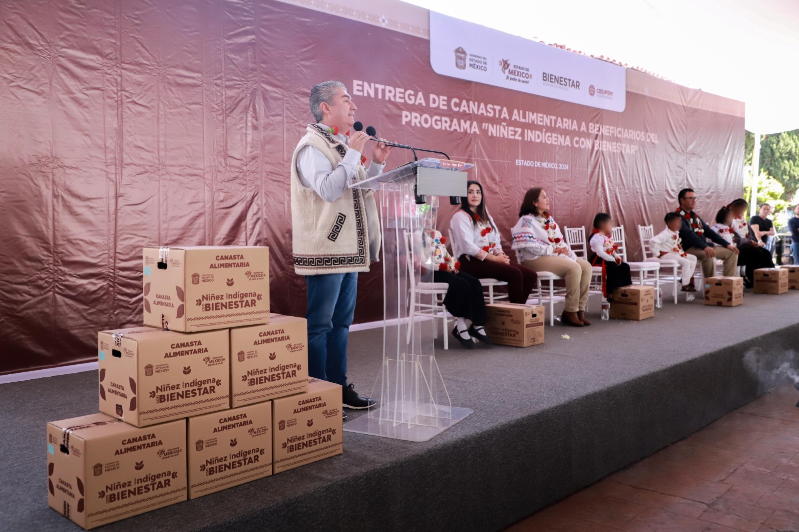 Canastas con productos no perecederos y artículos de higiene benefician a los hogares mexiquenses.
