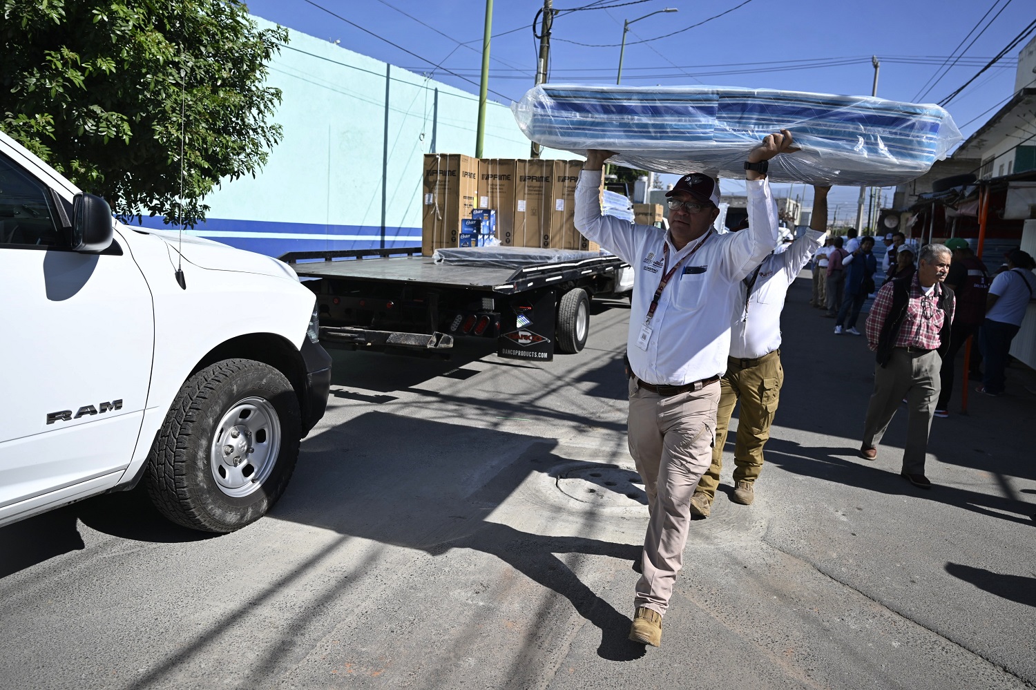 Familias de Chalco reciben enseres domésticos para recuperar su hogar tras las lluvias.
