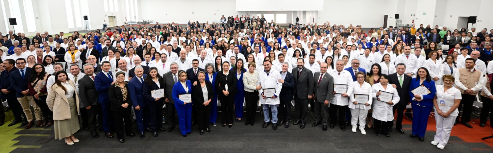 Médicos y personal administrativo del ISSEMYM reciben sus plazas de base, asegurando sus derechos laborales.
