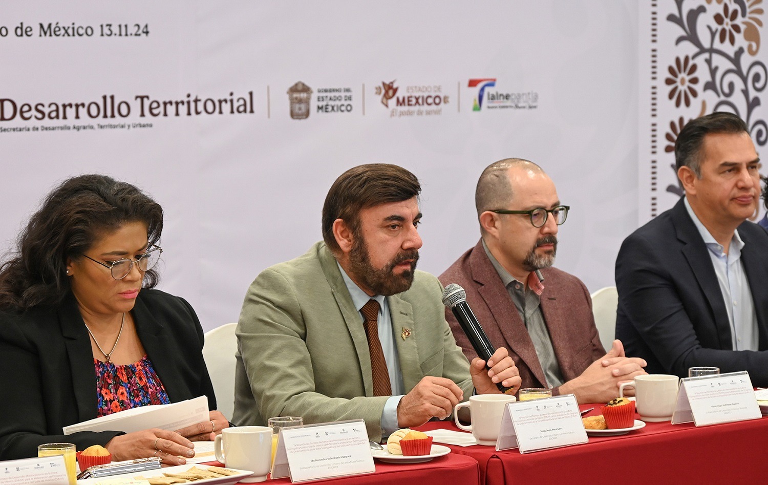 Participantes del Consejo de Desarrollo Metropolitano del Valle de México en plena sesión de trabajo.