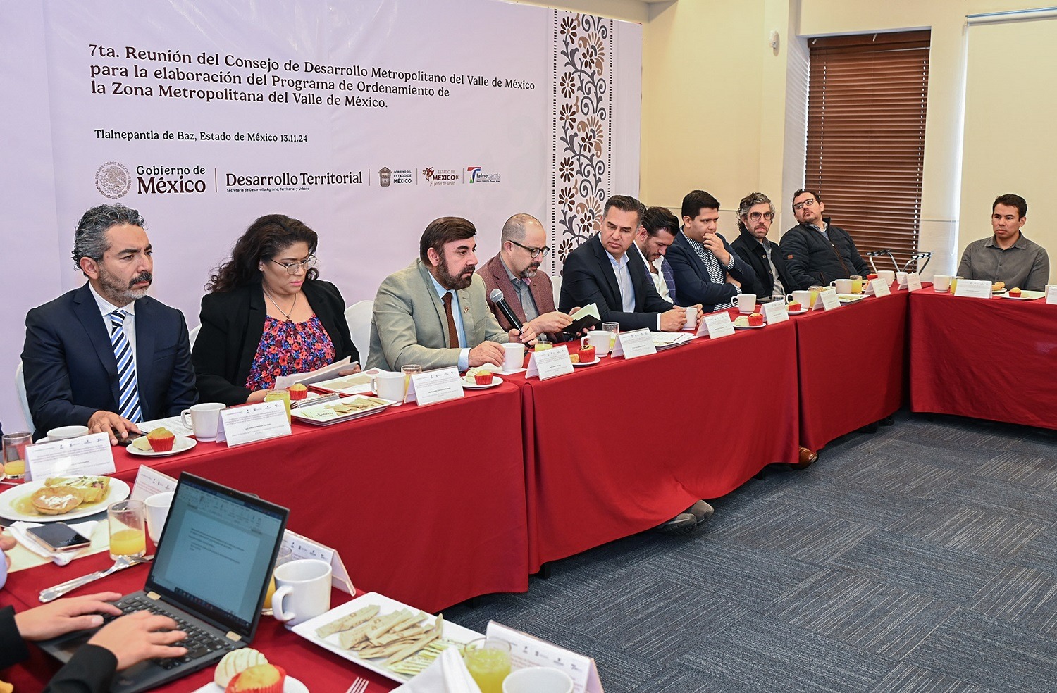 Reunión de autoridades en Tlalnepantla para impulsar proyectos de vivienda ordenada.