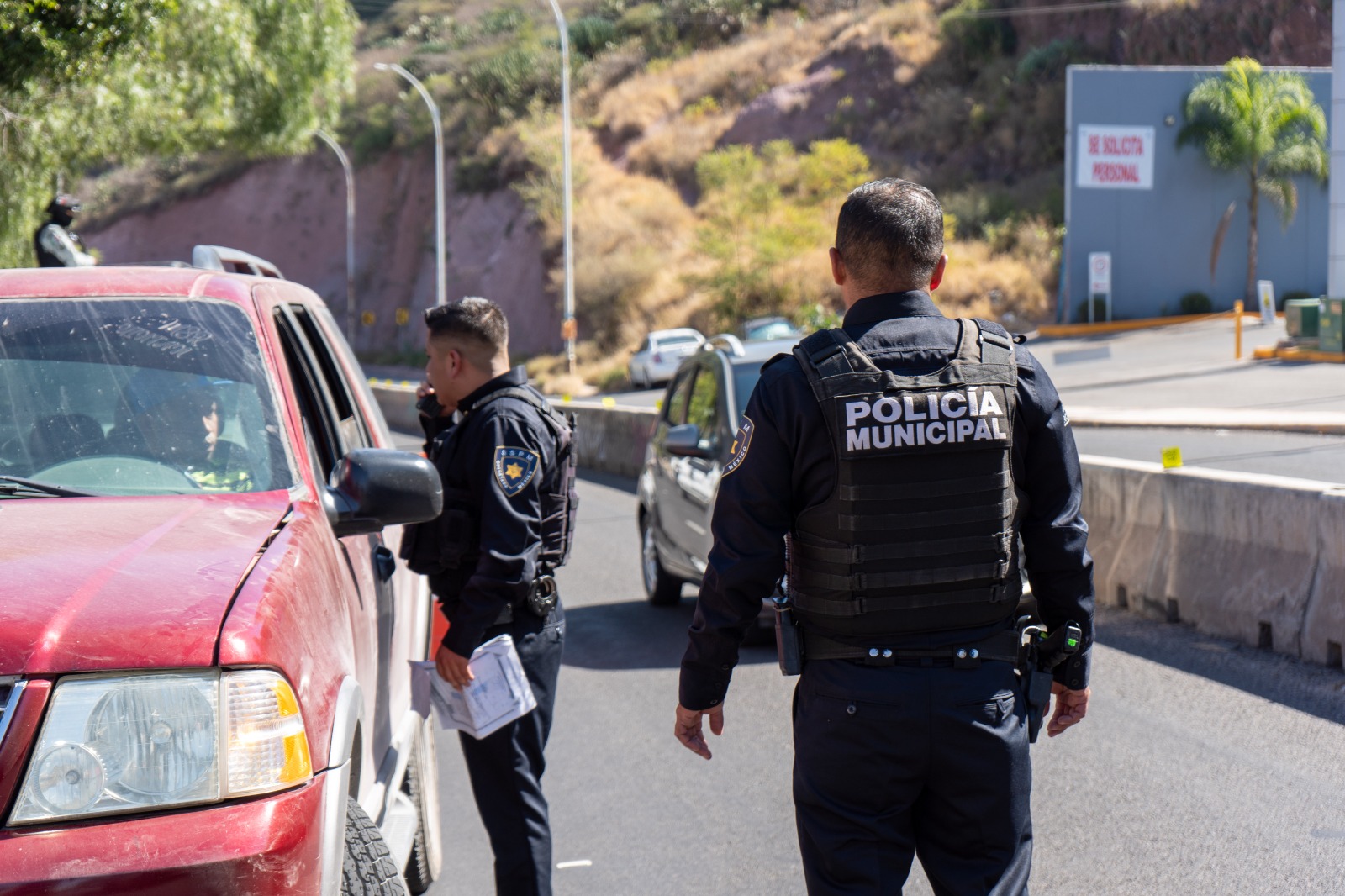 Inspecciones aleatorias en vehículos buscan prevenir delitos y garantizar la tranquilidad ciudadana. Foto: SSPMQuerétaro.