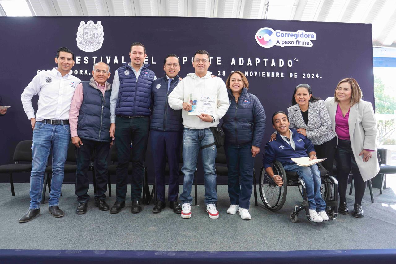 El Alcalde también entregó reconocimientos a los atletas de paranatación que compitieron en las World Citi Para Swimming Series 2024.