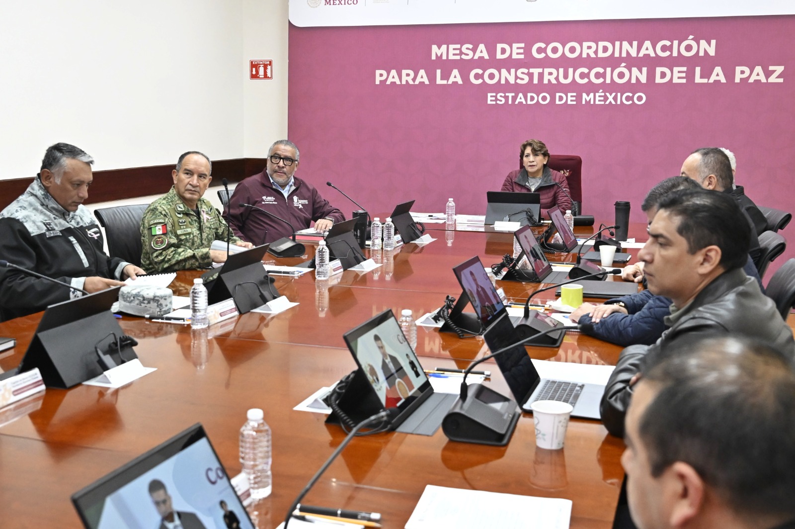 La Gobernadora Delfina Gómez Álvarez supervisa operativos de seguridad que han permitido la detención de más de 50 personas.