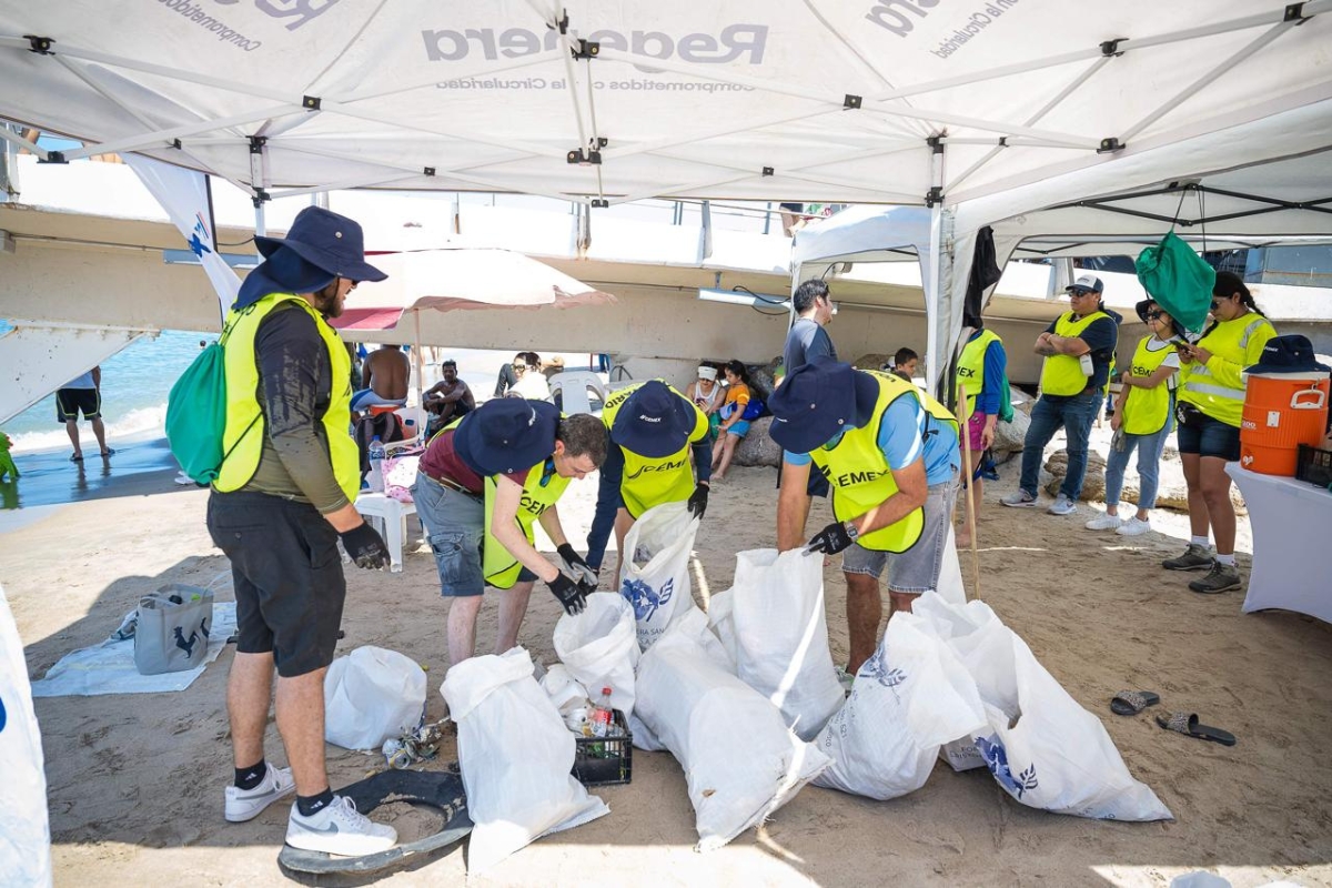 Participa Cemex en la 'Pesca de Basura' en Puerto Vallarta