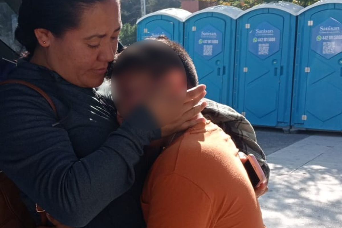 Final feliz: madre e hijo se reencuentran gracias al eficaz trabajo policial. Foto: SSPM Querétaro.