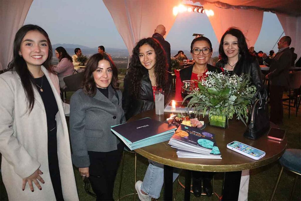 La desarrolladora Wolstrat ofreció un brindis para celebrar por la presentación de centro comercial y deportivo en Zibatá llamado Xenica