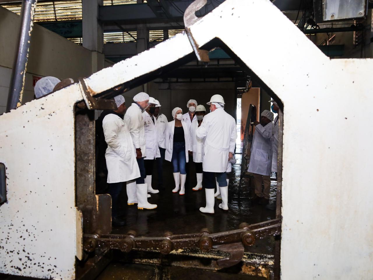 La visita tiene como fin garantizar la seguridad y la calidad de los productos procesados.