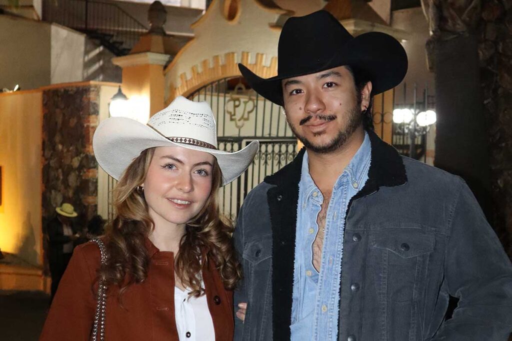 En la corrida de toros de la noche de muertos el rejoneador Tarik Othón tomó la alternativa