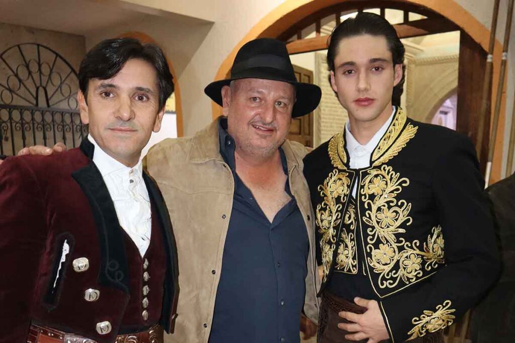 En la corrida de toros de la noche de muertos el rejoneador Tarik Othón tomó la alternativa