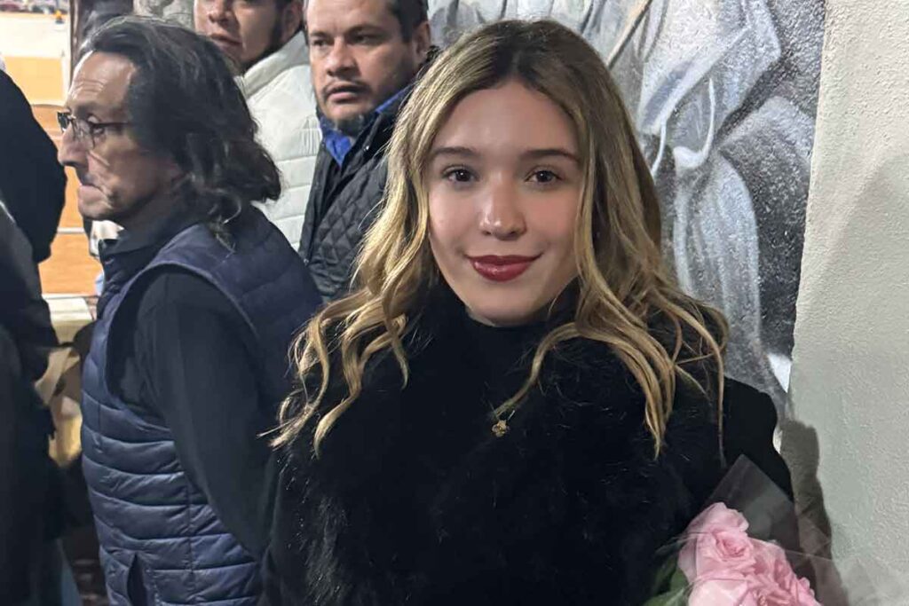 En la corrida de toros de la noche de muertos el rejoneador Tarik Othón tomó la alternativa
