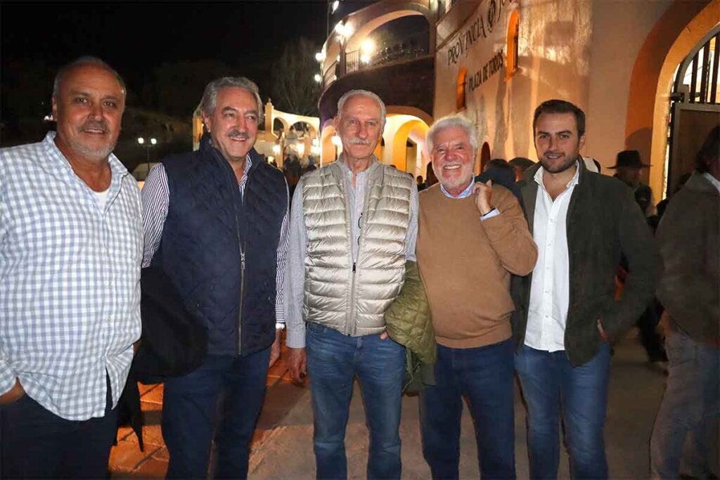 En la corrida de toros de la noche de muertos el rejoneador Tarik Othón tomó la alternativa
